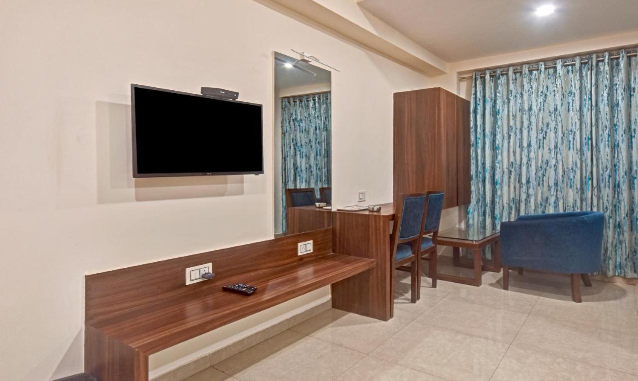 Hotel Luxura, אחמדאבאד מראה חיצוני תמונה
