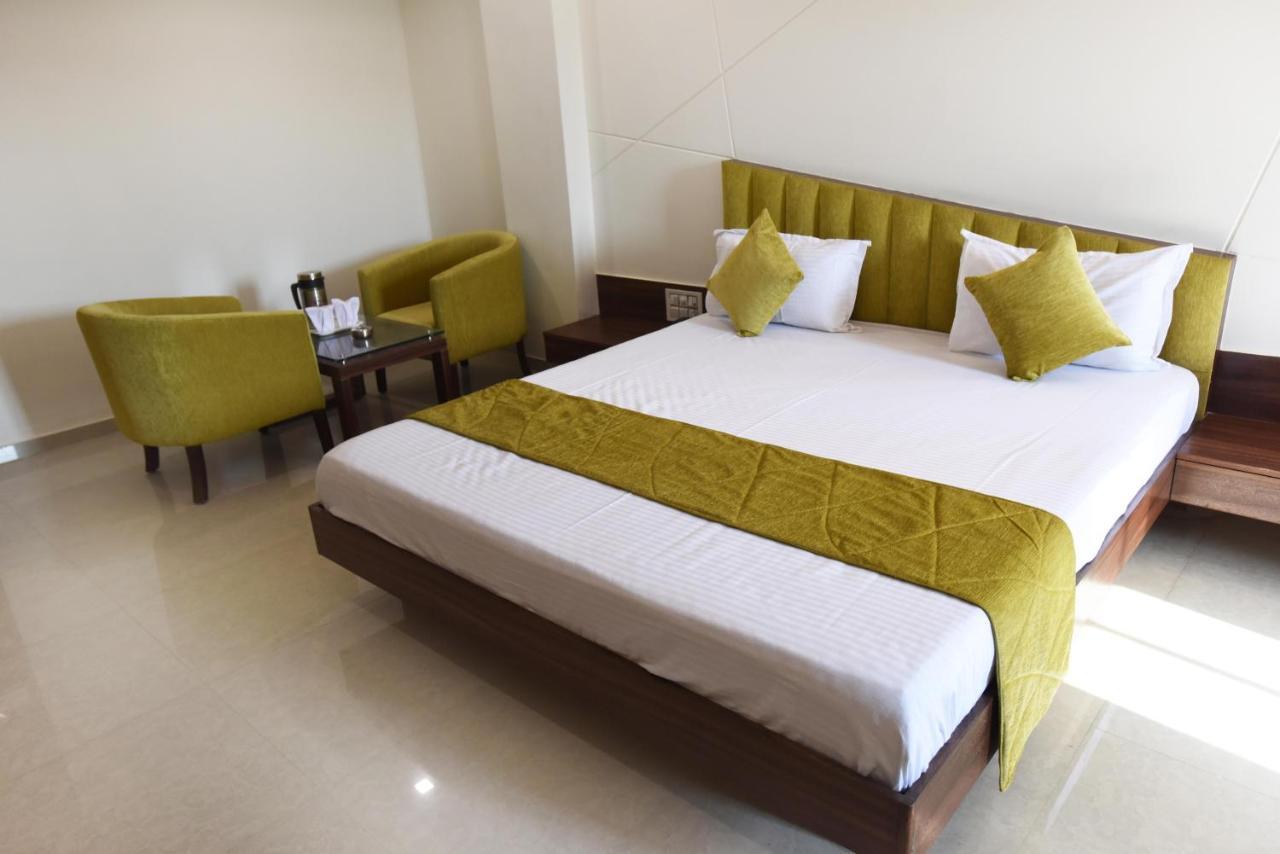 Hotel Luxura, אחמדאבאד מראה חיצוני תמונה